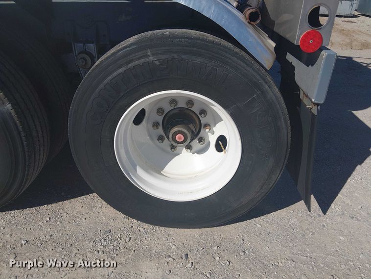 image for item DJ7897 1983 Heil tank trailer