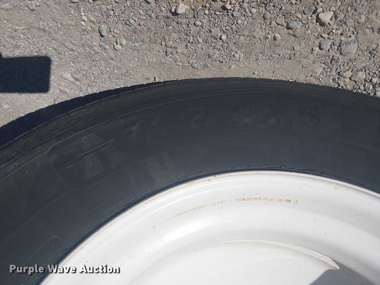 image for item DJ7897 1983 Heil tank trailer