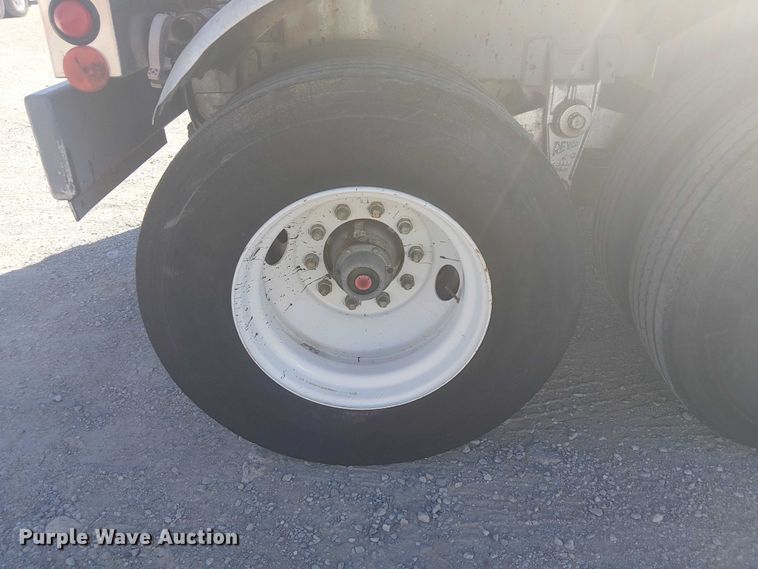 image for item DJ7897 1983 Heil tank trailer