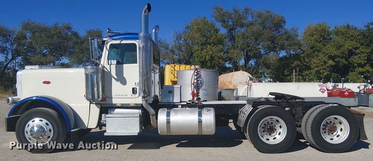 image for item DJ7898 2012 Peterbilt 389 semi truck