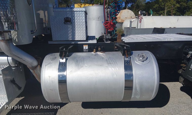 image for item DJ7898 2012 Peterbilt 389 semi truck