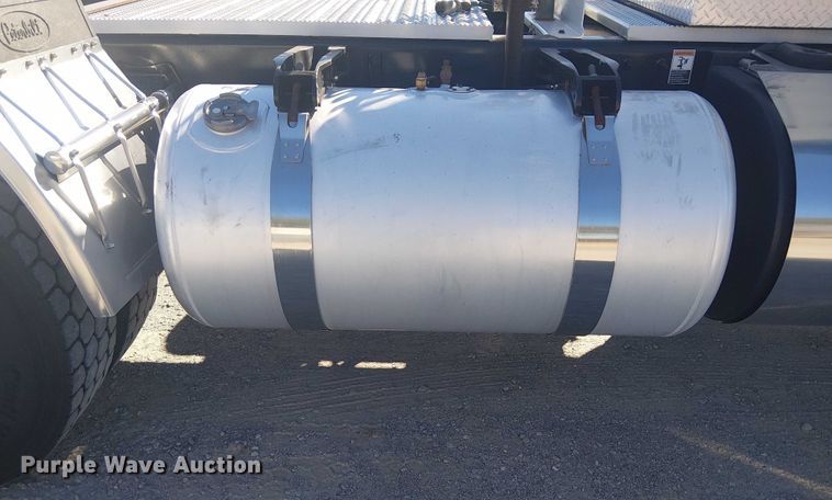 image for item DJ7898 2012 Peterbilt 389 semi truck