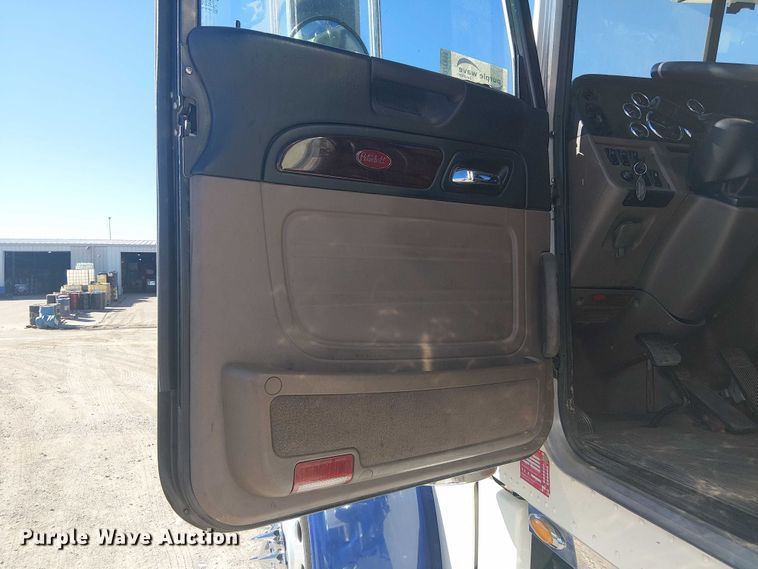 image for item DJ7898 2012 Peterbilt 389 semi truck