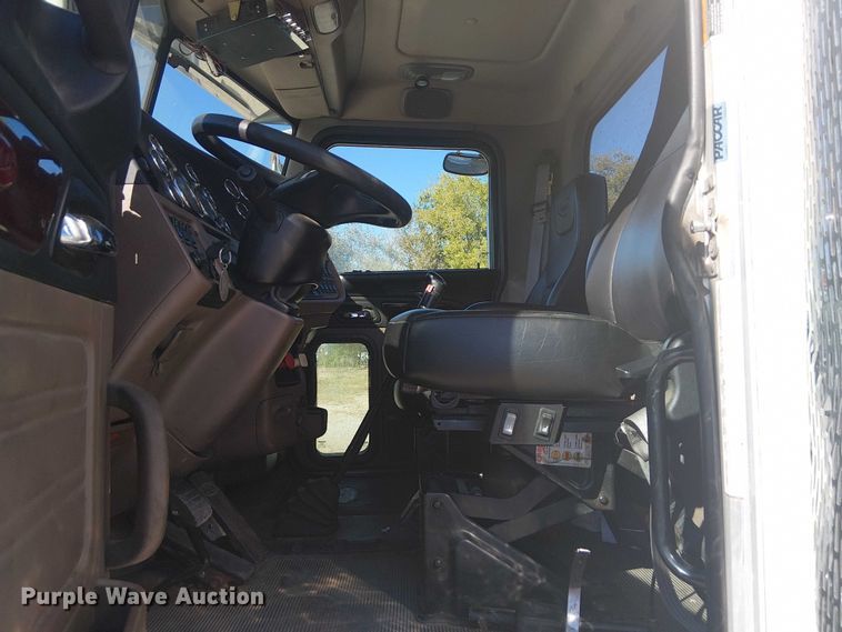 image for item DJ7898 2012 Peterbilt 389 semi truck