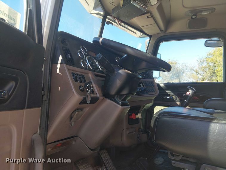 image for item DJ7898 2012 Peterbilt 389 semi truck