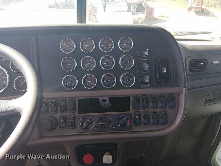 image for item DJ7898 2012 Peterbilt 389 semi truck