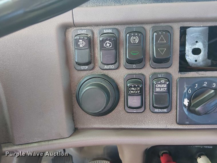 image for item DJ7898 2012 Peterbilt 389 semi truck