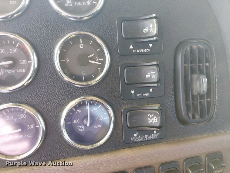 image for item DJ7898 2012 Peterbilt 389 semi truck