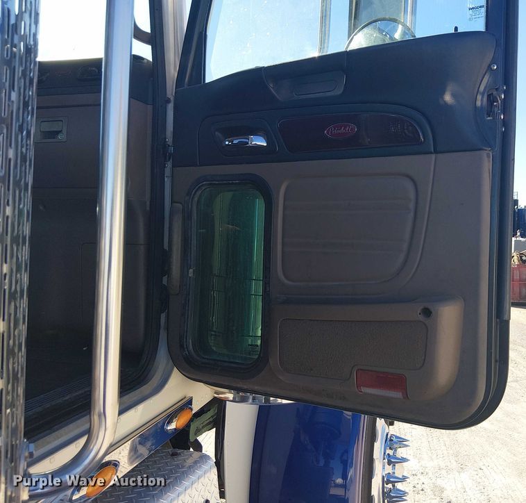 image for item DJ7898 2012 Peterbilt 389 semi truck