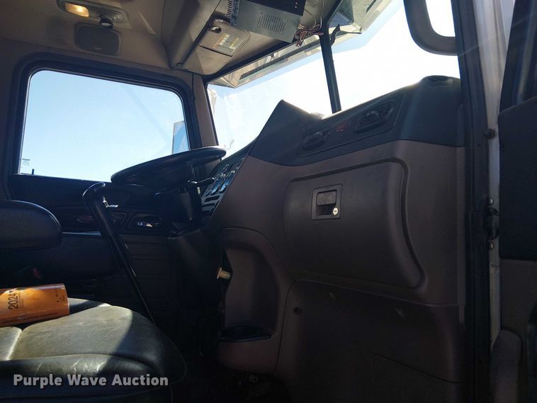 image for item DJ7898 2012 Peterbilt 389 semi truck