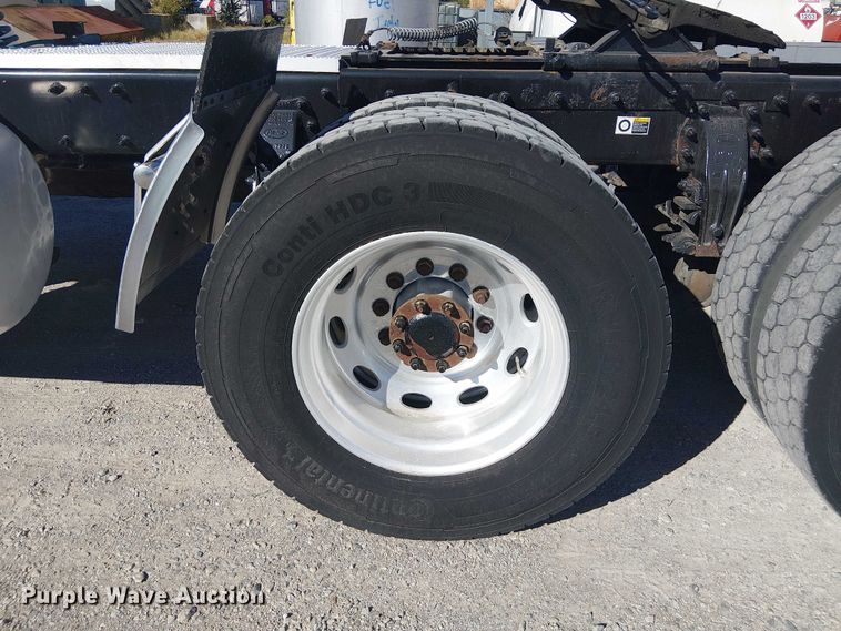 image for item DJ7898 2012 Peterbilt 389 semi truck