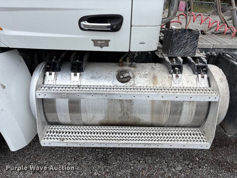 image for item DJ7910 2016 Peterbilt 567 semi truck