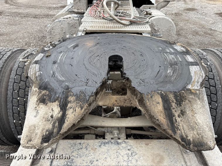 image for item DJ7910 2016 Peterbilt 567 semi truck