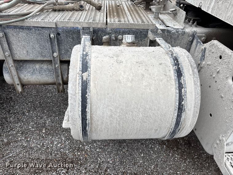 image for item DJ7910 2016 Peterbilt 567 semi truck