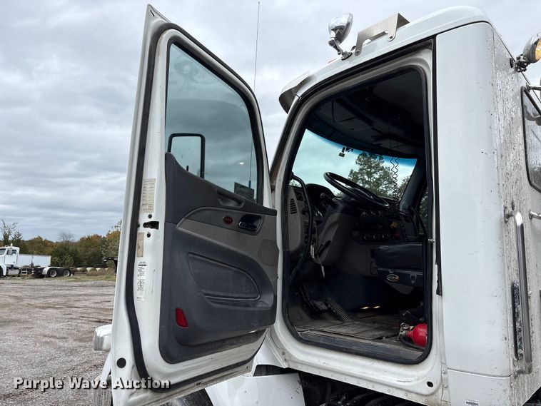 image for item DJ7910 2016 Peterbilt 567 semi truck