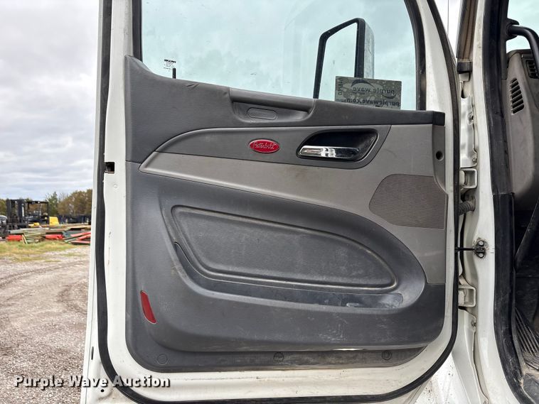 image for item DJ7910 2016 Peterbilt 567 semi truck