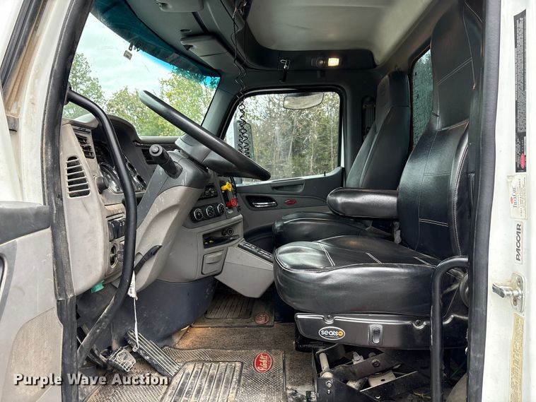 image for item DJ7910 2016 Peterbilt 567 semi truck