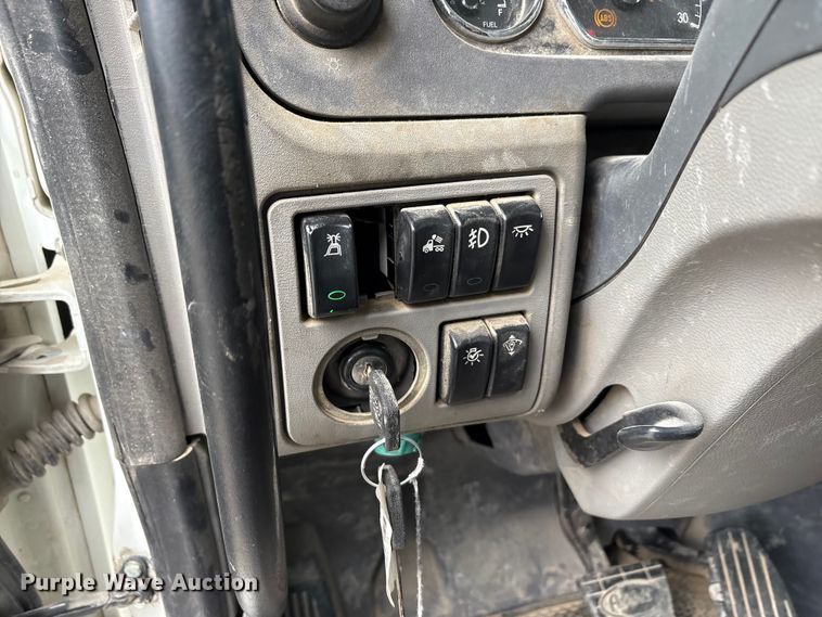 image for item DJ7910 2016 Peterbilt 567 semi truck