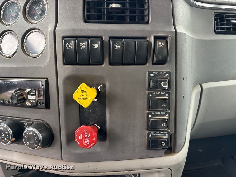 image for item DJ7910 2016 Peterbilt 567 semi truck