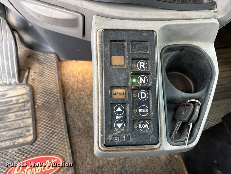 image for item DJ7910 2016 Peterbilt 567 semi truck