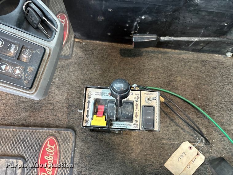 image for item DJ7910 2016 Peterbilt 567 semi truck