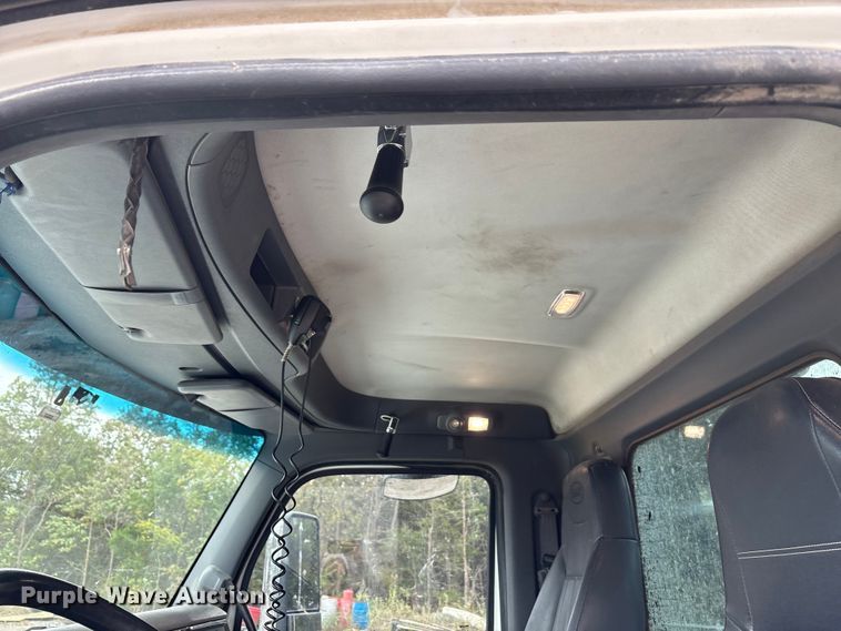 image for item DJ7910 2016 Peterbilt 567 semi truck