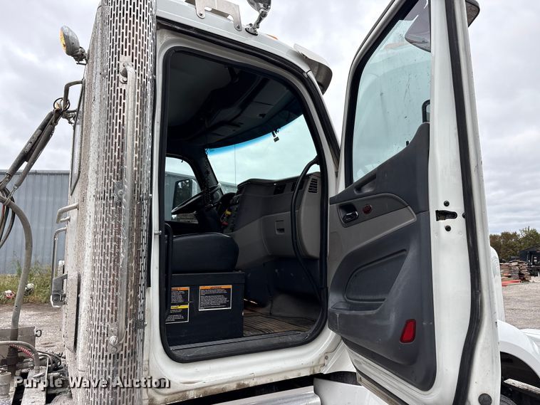 image for item DJ7910 2016 Peterbilt 567 semi truck