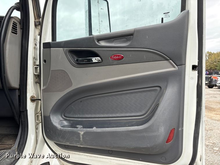 image for item DJ7910 2016 Peterbilt 567 semi truck