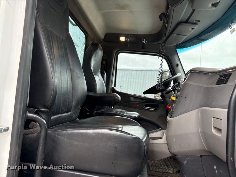 image for item DJ7910 2016 Peterbilt 567 semi truck