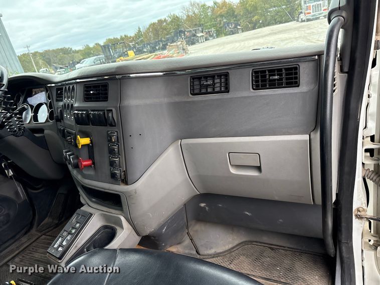 image for item DJ7910 2016 Peterbilt 567 semi truck