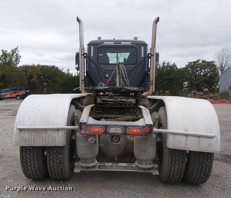 image for item DJ7912 2023 Mack Pinnacle semi truck