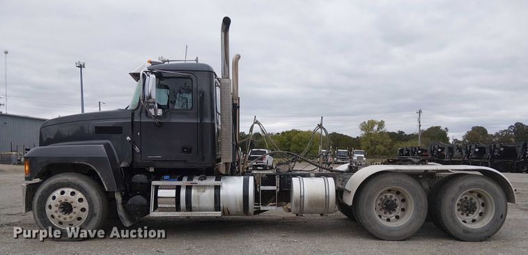 image for item DJ7912 2023 Mack Pinnacle semi truck