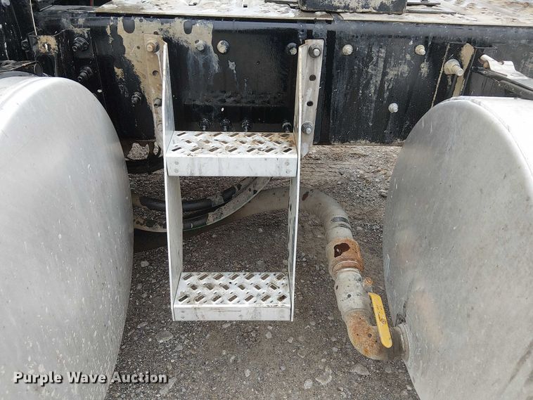 image for item DJ7912 2023 Mack Pinnacle semi truck