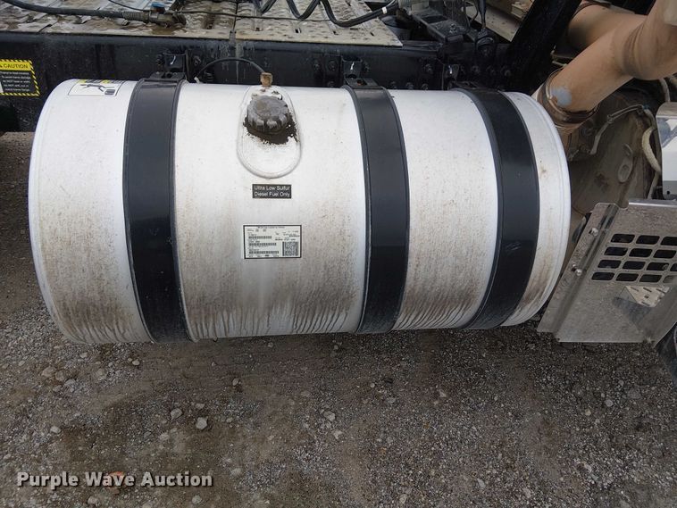 image for item DJ7912 2023 Mack Pinnacle semi truck