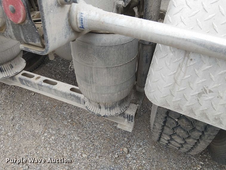 image for item DJ7912 2023 Mack Pinnacle semi truck