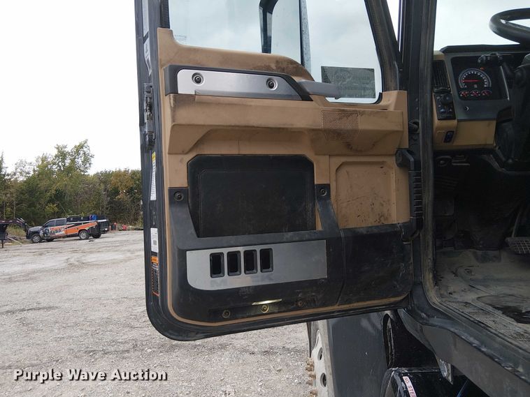 image for item DJ7912 2023 Mack Pinnacle semi truck