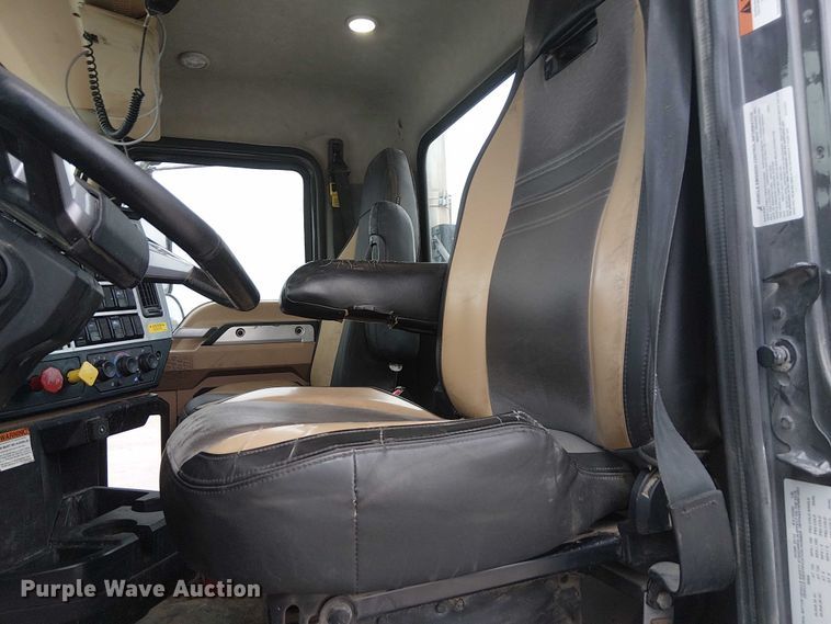 image for item DJ7912 2023 Mack Pinnacle semi truck