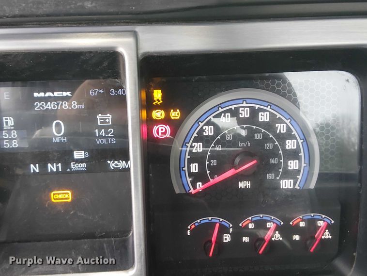 image for item DJ7912 2023 Mack Pinnacle semi truck