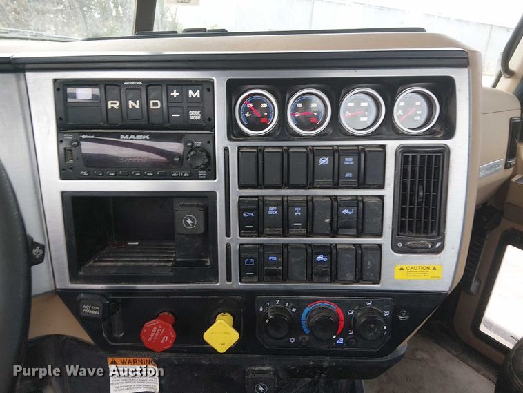 image for item DJ7912 2023 Mack Pinnacle semi truck