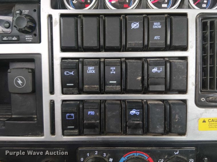 image for item DJ7912 2023 Mack Pinnacle semi truck