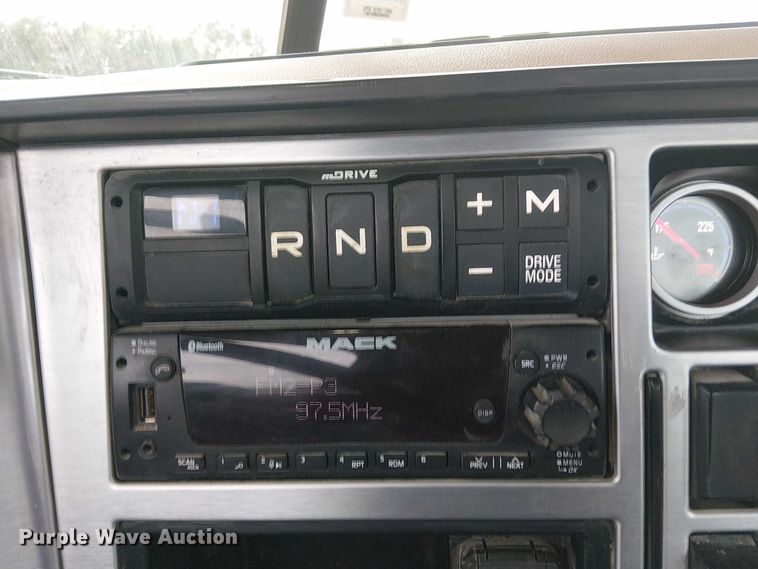 image for item DJ7912 2023 Mack Pinnacle semi truck