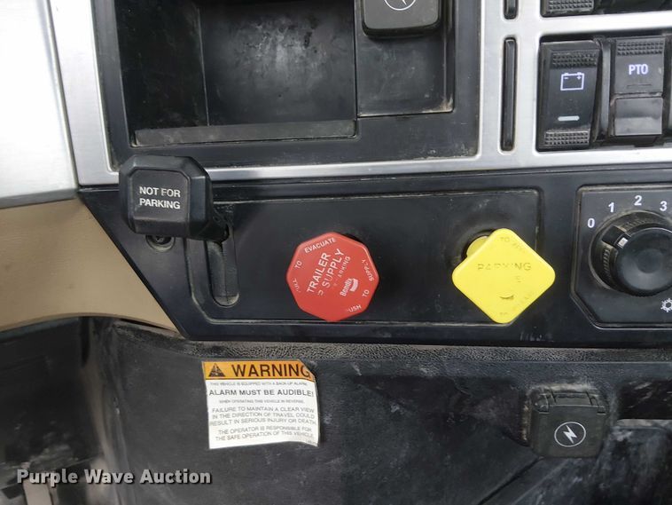 image for item DJ7912 2023 Mack Pinnacle semi truck