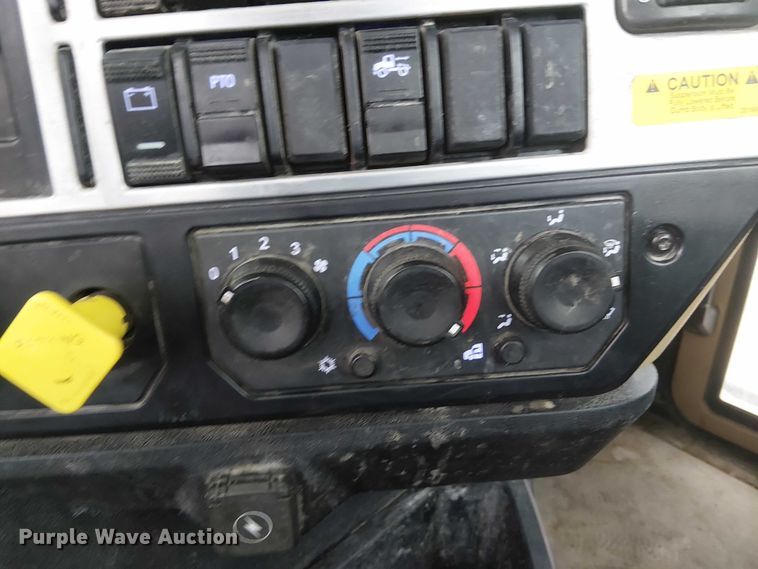 image for item DJ7912 2023 Mack Pinnacle semi truck