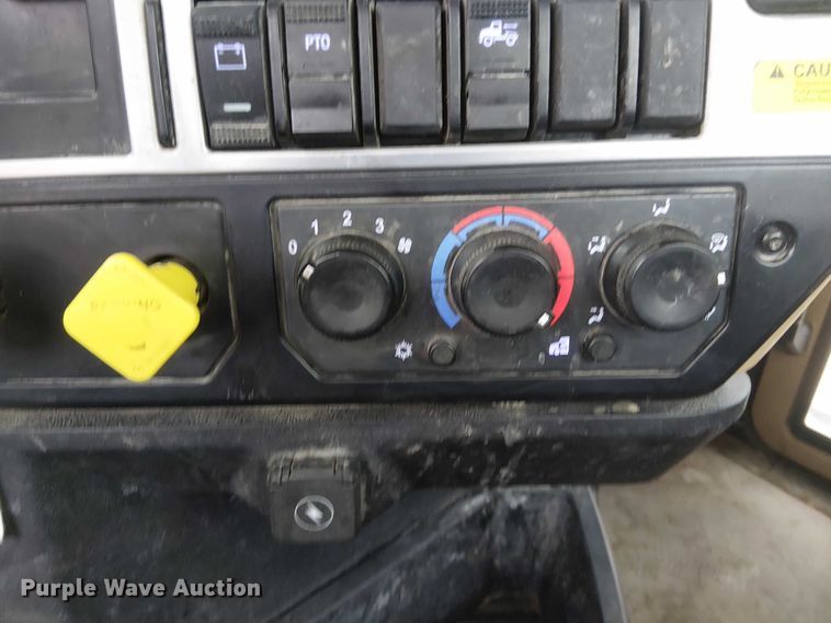 image for item DJ7912 2023 Mack Pinnacle semi truck