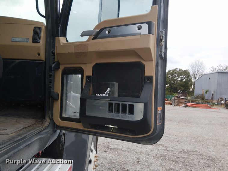 image for item DJ7912 2023 Mack Pinnacle semi truck