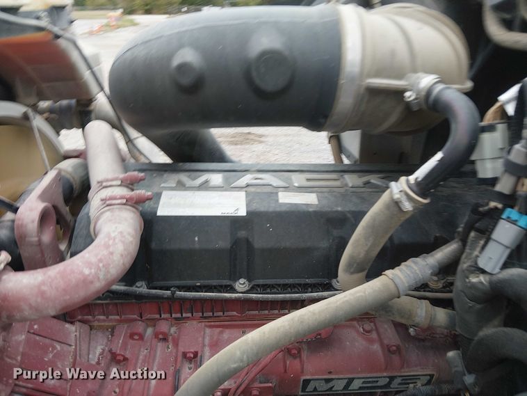 image for item DJ7912 2023 Mack Pinnacle semi truck