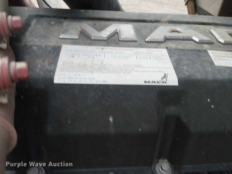 image for item DJ7912 2023 Mack Pinnacle semi truck