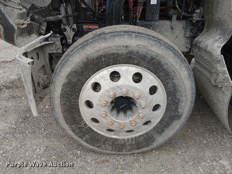 image for item DJ7912 2023 Mack Pinnacle semi truck