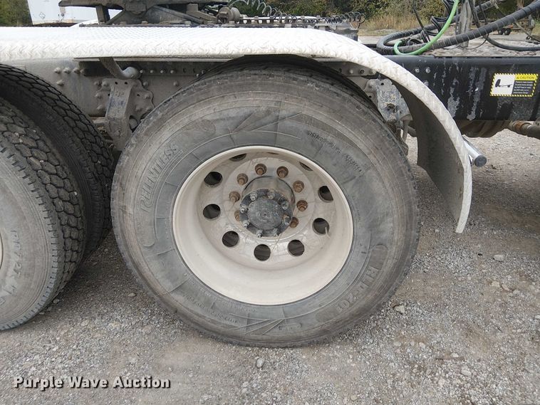 image for item DJ7912 2023 Mack Pinnacle semi truck