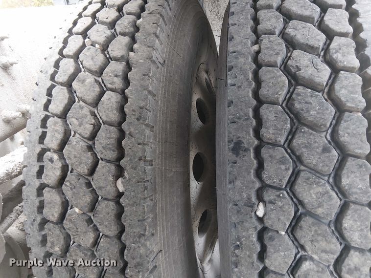 image for item DJ7912 2023 Mack Pinnacle semi truck